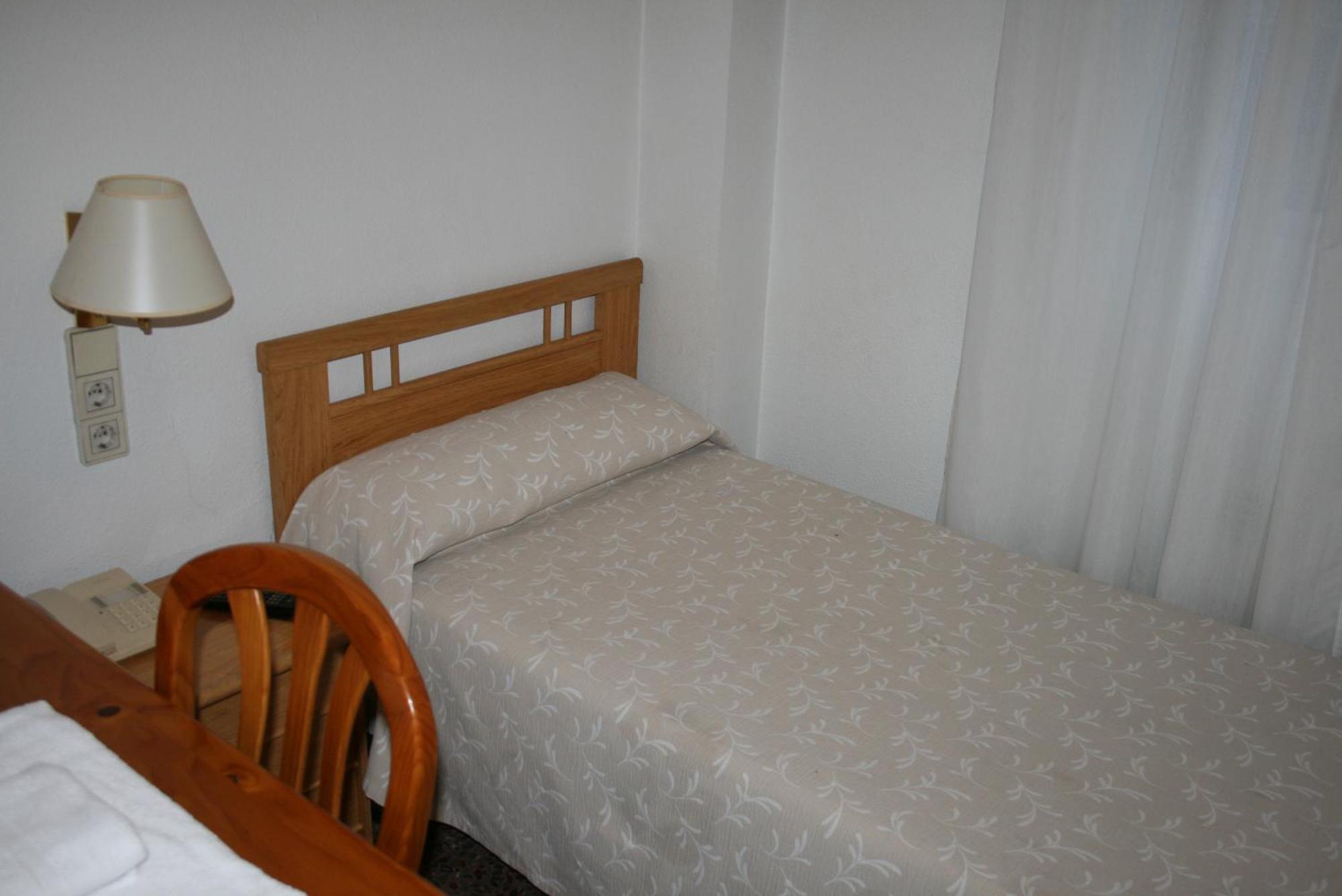 Hostal Puente De Piedra Saragossa Zimmer foto