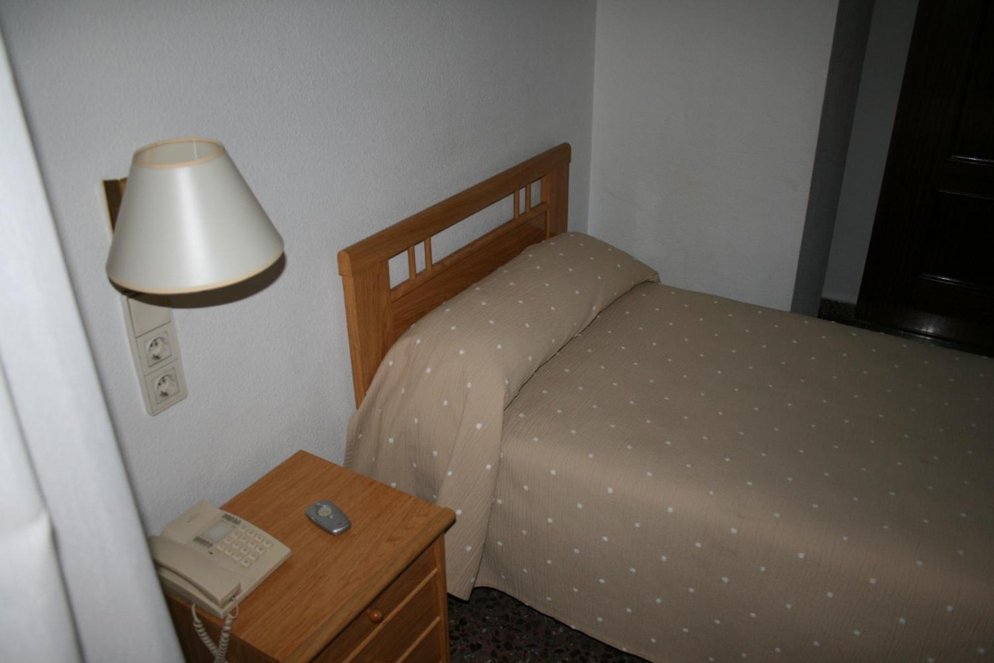 Hostal Puente De Piedra Saragossa Zimmer foto
