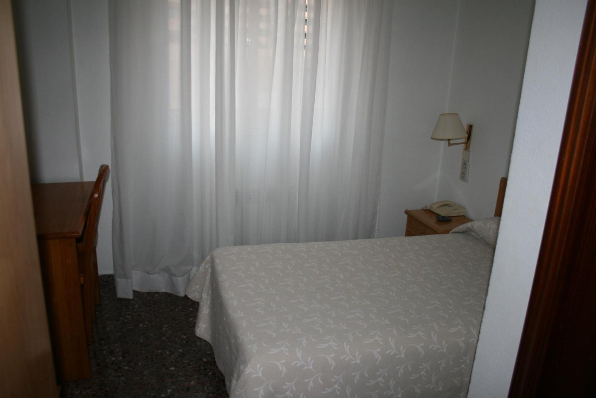 Hostal Puente De Piedra Saragossa Zimmer foto