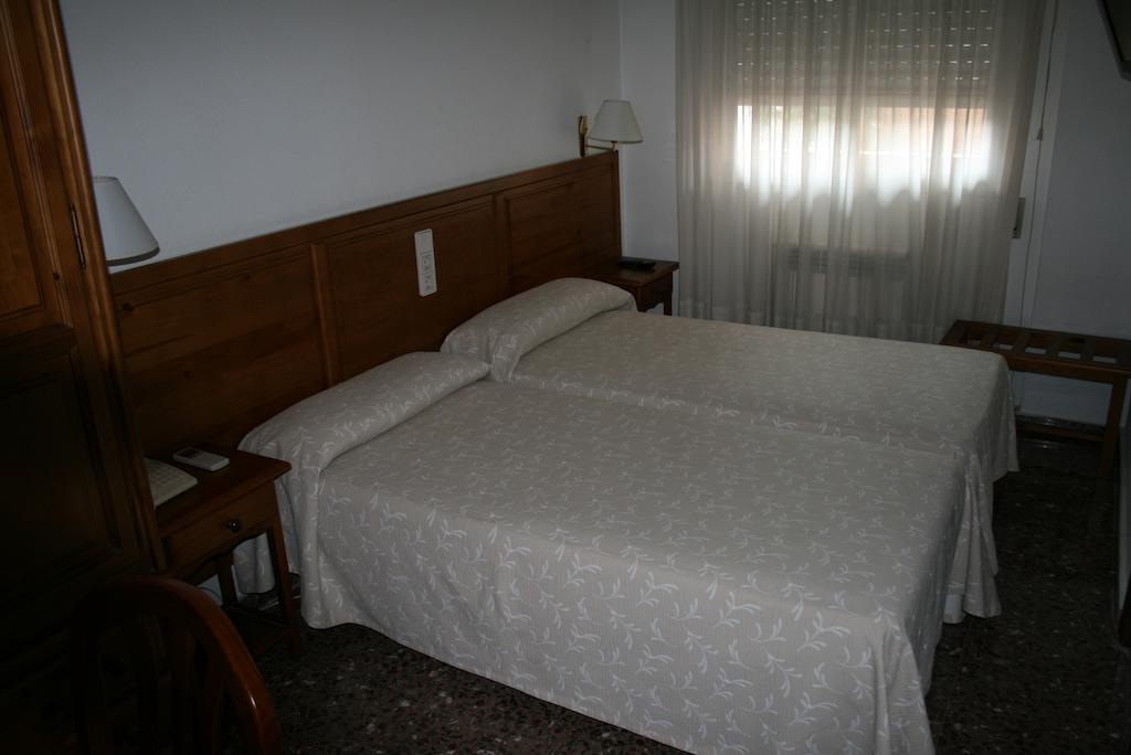 Hostal Puente De Piedra Saragossa Zimmer foto
