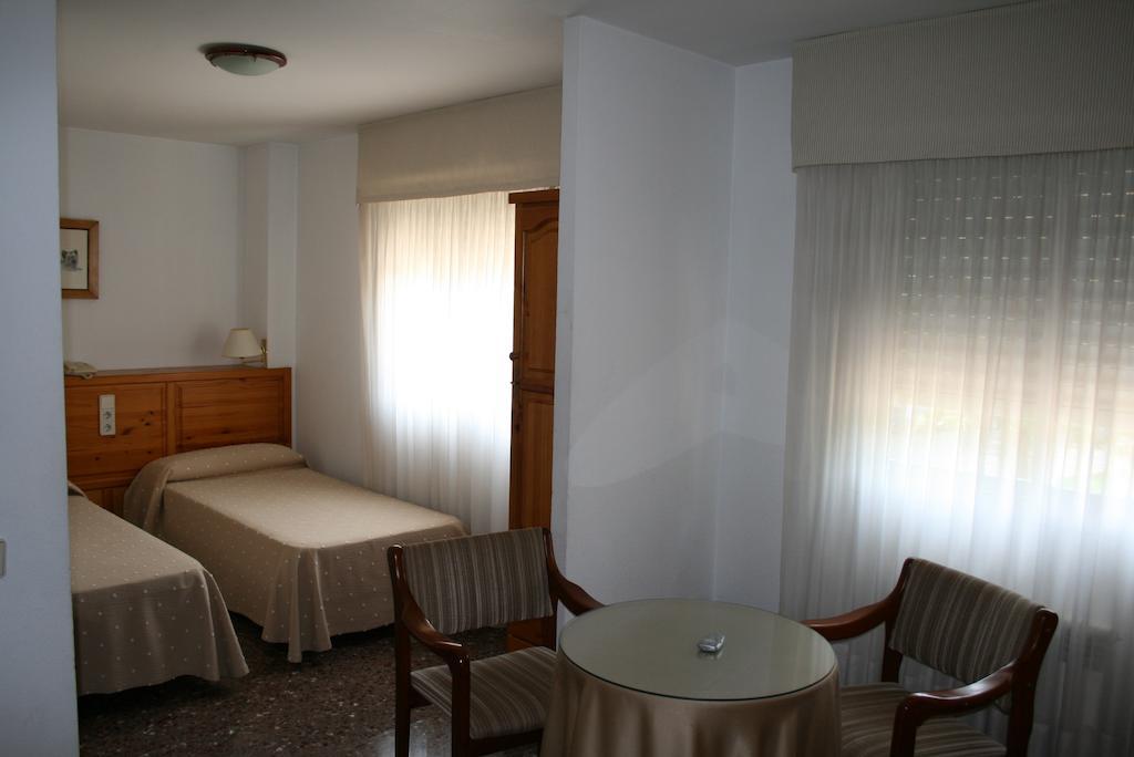 Hostal Puente De Piedra Saragossa Zimmer foto